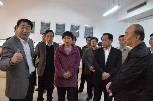 山東省副省長王隨蓮、衛(wèi)生廳廳長劉奇來我院調(diào)研                                                 視察我院國家級婦科內(nèi)鏡與微創(chuàng)培訓基地